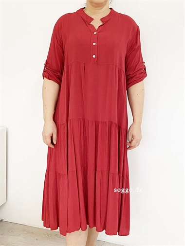 Alba rød kjole med lag på lag look