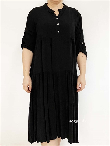 Alba sort kjole med lag på lag look