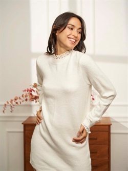 Beige lang strikbluse med blondedetaljer