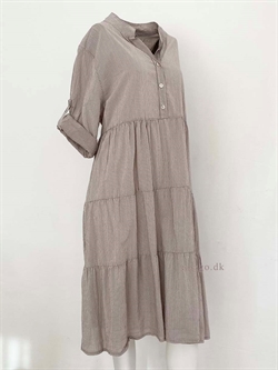 Romantisk oversize sommerkjole  i Fango (sand)