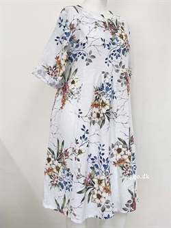 Corina hørkjole i hvid - Hørkjole med blomster. 