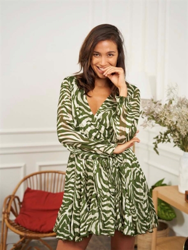 Kort kjole med grøn og hvid zebra mønster 