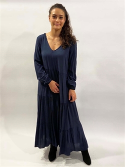 Lange kjole mørkeblå med lag på lag look