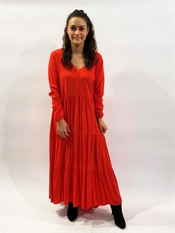 Rød kjole lang med lag på lag look