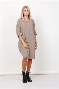 Liz fløjlskjole i beige Soggo